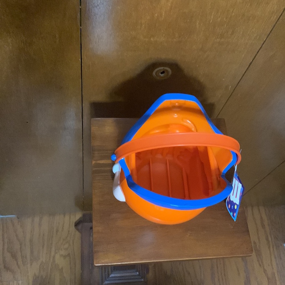 Mars~M&M Pirate Halloween Candy Bucket (1999) - Picture 5 of 9